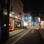 柴崎亭 - 左にあるお店です。本当に駅前なので、とても分かりやすい立地です。