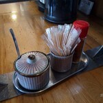 肉汁うどんの南哲 - 卓上の薬味