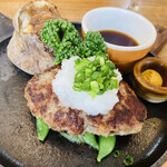 Tsubame Guriru - 醤油ベースの和風たれ、マスタード、付け合わせのベイクドポテト