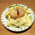 ねぎま 三ぞう - 煮卵のせのポテマカ