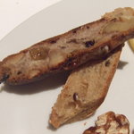 ハジメ - ナッツとドライフルーツたっぷりなパンと、トマトのパンかな？