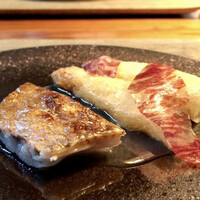薫 HIROO - ノドグロ炭火焼き 国産ホワイトアスパラのフリット
                      皮目をしっかり炭火焼きにし身はふっくら、火入れが絶妙です！
                      ノドグロから取ったお出汁をベースのソースが、シンプルに味の輪郭をくっきりとしています。