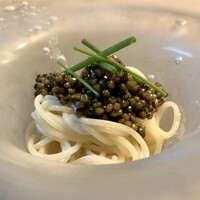 薫 HIROO - 蛤出汁の冷製パスタ キャビア
                    こちらの定番的な冷製パスタです。
                    冷んやりとした中に蛤の旨みが際立つパスタ、キャビアのまろやかな塩味が味付けとしてバランスがとても良いです。
                    やはり美味しい♪