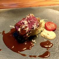 薫 HIROO - 蝦夷鹿のカツレツ
                    外腿のカツレツしっかりとした噛み応えがあり、あっさりとした赤身肉はしっとりと鹿肉らしい味わいです。
                    合わせる自家製のとんかつソースが秀逸、さっぱりとした鹿肉の旨みを引き出してきます！
