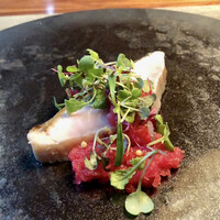薫 HIROO - 小田原 鰆炭火焼き
                    紅くるり大根のシェリービネガー和えの赤色に、鰆の白身が際立つ彩り。
                    低温でコンフィにし炭火で焼かれた鰆はふっくらと、香り良く紅くるり大根の甘酸っぱさと調和しとても美味しいです♪