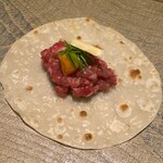 トムクリオーザ - 馬肉のタルタル　パルメザンチーズ　ピアディーナ　クレープ風