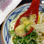 丸亀製麺 - 【2023.4.13(木)】かけうどん(並盛)390円の揚げ玉