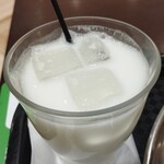 プラススパイス - セットドリンクは+100円だがノースポ内イオンシネマのチケット提示で平日に限りタダになる。