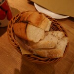 ワインの酒場。ディプント - サービスのフォカッチャとオリーブパン