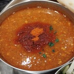 プラススパイス - 受け渡し口に置いてあるカイエンペッパーで辛さは自分で増せる。