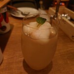 ワインの酒場。ディプント - 桃香る白サングリア