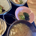 四季のご馳走や 和 - 魚アラ汁/ ポテトサラダ/りゅうきゅうの特製ダレ.薬味