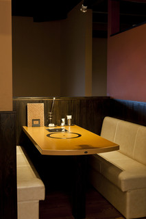Sumiyaki Dainingu Chikaki - 落ち着いた空間の2階テーブル席も人気です。 