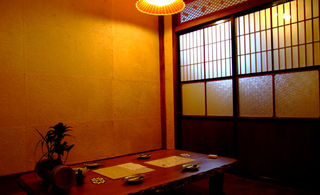 Sousaku Teppan Dainingu Enya - 昭和初期をイメージして空間デザインされた個室。
                         入り口の扉の枠組みは、いたるところに松の木をふんだんに使っています。