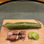 味享 - ❶﻿桜の葉で包んだサクラマスと花山椒、ホタルイカ、そら豆の蜜煮。