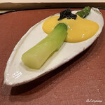 御料理 寺沢 - 茹でたグリーンアスパラを黄身酢とキャビアで
