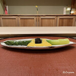 御料理 寺沢 - 茹でたグリーンアスパラを黄身酢とキャビアで