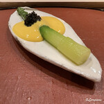 御料理 寺沢 - 茹でたグリーンアスパラを黄身酢とキャビアで