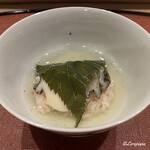御料理 寺沢 - 煮鮑と海胆の桜餅風の飯蒸し