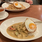 タイ料理レストランThaChang - エビ入りタイ焼きそば（890円）
      鶏肉のグリーンカレー（790円）　　　　　　　　　　　　　　　