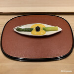 御料理 寺沢 - 茹でたグリーンアスパラを黄身酢とキャビアで