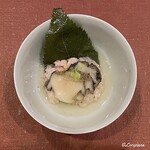 御料理 寺沢 - 煮鮑と海胆の桜餅風の飯蒸し(御開帳)