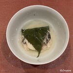 御料理 寺沢 - 煮鮑と海胆の桜餅風の飯蒸し