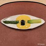 御料理 寺沢 - 茹でたグリーンアスパラを黄身酢とキャビアで