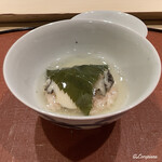御料理 寺沢 - 煮鮑と海胆の桜餅風の飯蒸し