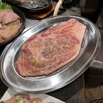 Yakiniku Horumon Sakaba Toroniku - ヤリ過ぎ大判和牛ロース。美味し。