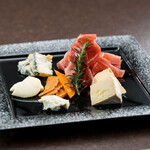 Shokusai Roman Hiro Umi Hanare - 生ハムと5種のチーズ盛り合わせ