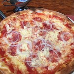 ピッツェリア ラ・ソフィッタ - 自家製ペパロニと玉ねぎのピザ