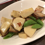 せいじ - ベーコンと筍の炒め物。薫香とオリーブオイルの香りが相まって美味