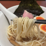 酒肴場 屯 - 三河屋製麺の低加水細ストレート麺はしなやかながらしっかりしたコシ