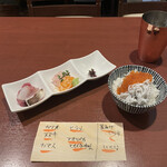 酒肴場 屯 - 海鮮丼¥500は、カツオ、スズキ、カマス、ヒラメ、アオリイカとび子添え、釜あげしらす、いくら