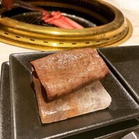 完全個室 牛の達人 private 新宿本店 - タンは岩塩の上で味付け