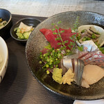 マルカツ - この日のお刺身定食¥1,000 ほたて、かます、小肌酢〆、釣あじ、カツオ。＋のどぐろ炙り、鯛