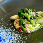 Gendai Furansu Ryouri Sakushi Sha - 春野菜のベアルネーズグラチネ、ずわい蟹のサラダを添えて。春野菜は、ホワイトアスパラガスとつみ菜。
