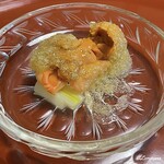 日本料理 新茶家 - 赤貝にバフン海胆にウルイ 山葵出汁のジュレ掛け