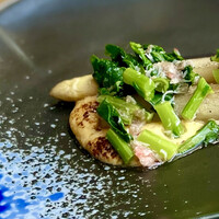 現代仏蘭西料理 朔詩舎 - 春野菜のベアルネーズグラチネ、ずわい蟹のサラダを添えて。春野菜は、ホワイトアスパラガスとつみ菜。