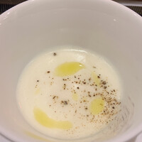 アントューカ - スープ：じゃが芋のポタージュスープ あえてジャガイモのざらつきを残したスープ。 オリーブオイルと胡椒がアクセント。