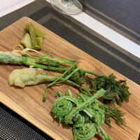 アントューカ - アミューズ：山菜の揚げたもの こごみ、ウドなど、薄い衣で揚げてある料理。 塩味で量もたっぷり。シンプルに美味しい。 山菜の苦味旨み、春をいただきました。