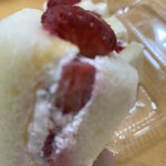 ケーワン - サンドイッチの上に1/4イチゴ、中にはホイップクリームとカスタードクリーム、イチゴのスライスがたくさん入っていました