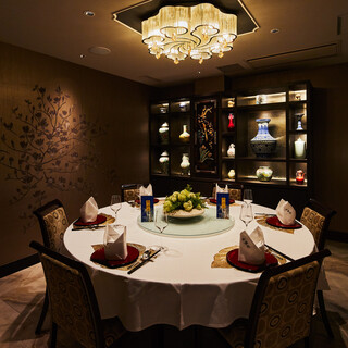 円卓は計2つ。
                                          最大で24名様お掛けになることができます。