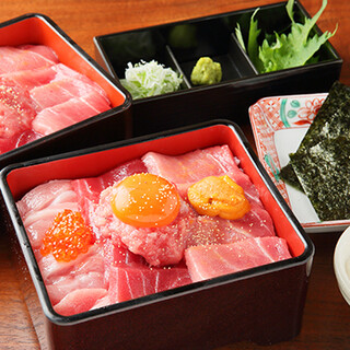 Enjoy carefully selected raw tuna at ``Joy Ju'' and ``Yukke-don''