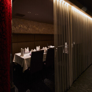 1卓ごとに仕切りのある椅子とソファーの半個室席。
                                          