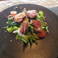 ニュー松坂 梅田32番街店 - 美味しすぎるカイノミとドレッシング。砕いたニンニクチップも香ばしく、めちゃくちゃ美味しい。