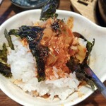 コッテジ - ご飯に豆腐チゲ（激辛）をかけて韓国海苔を混ぜて
