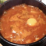 コッテジ - 豆腐チゲ（激辛）に生卵を落として