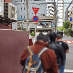 ラーメン二郎 - ここからスタート、25分待ち